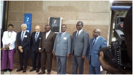 The plaque or plate behind the Governor (m) among senior officials .
