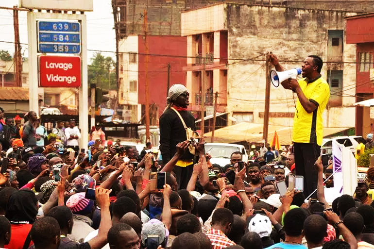 Mancho Bibixy appeared in the street with a coffin denouncing the bad state of roads in Bamenda