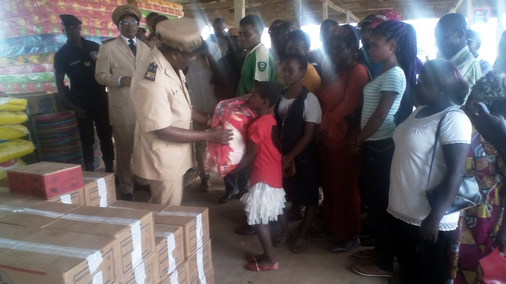 Meme SDO, Ntou’ou Ndong hands over aid package to internally displaced persons