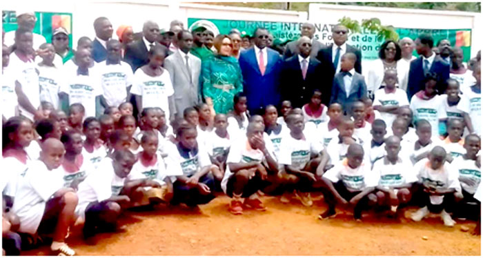 Pupils pose with Ministers Jules Doret Ndongo, Etoundi Ngoa, other officials